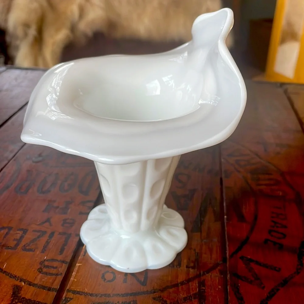 Vintage Jack in the Pulpit Milk Glass‎ Vase